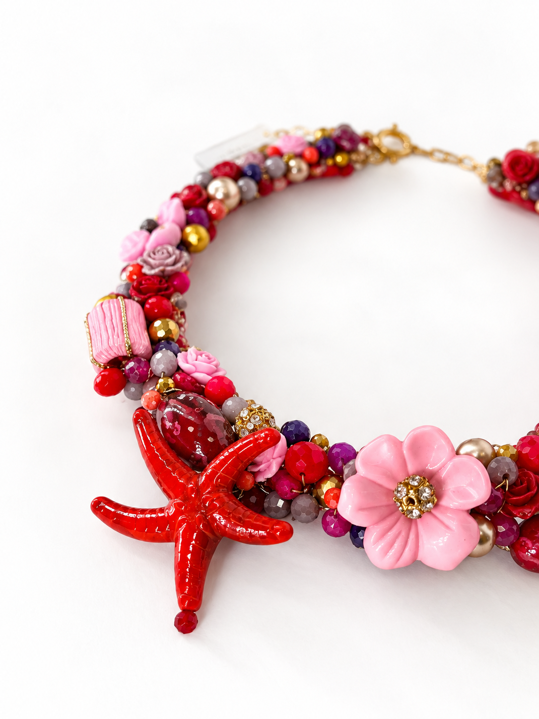 Detalle de Bermellón, collar tejido rojo y rosa SAGUIR: materiales y tejido
