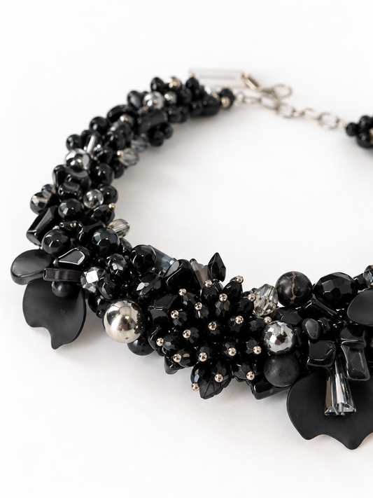 Detalle de Eclipse, collar tejido negro SAGUIR: materiales y tejido