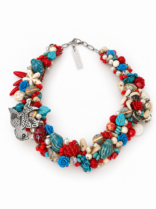 Golondrina, collar tejido rojo y turquesa SAGUIR, sobre fondo blanco