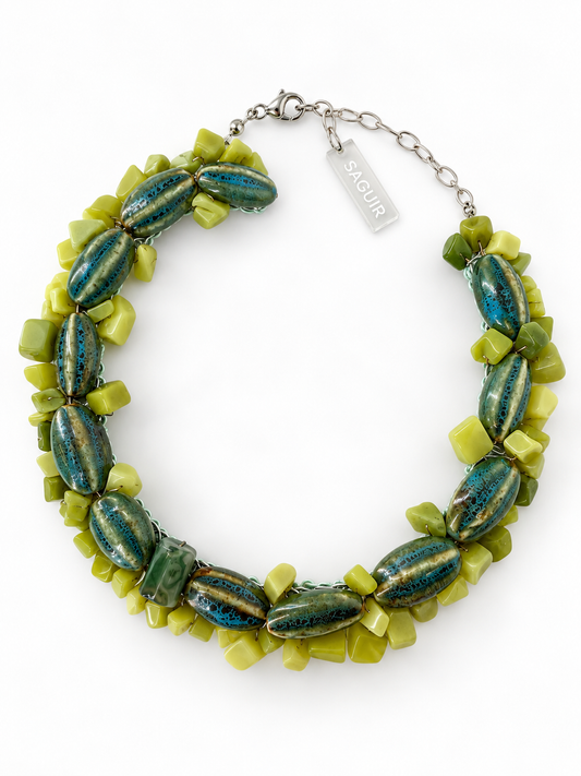 Laguna, collar tejido verde y azul SAGUIR, sobre fondo blanco