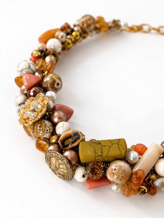 Detalle de Talismán, collar tejido tierra y oro SAGUIR: materiales y tejido