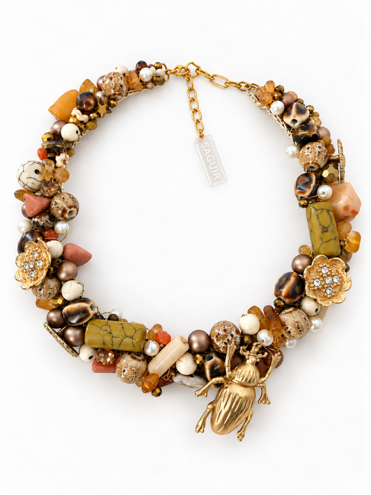 Talismán, collar tejido tierra y oro SAGUIR, sobre fondo blanco