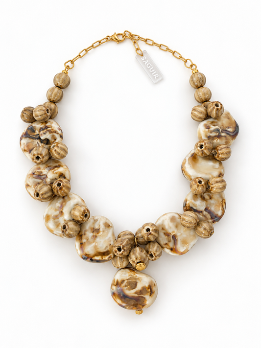 Travertino, collar cerámica crema SAGUIR, sobre fondo blanco