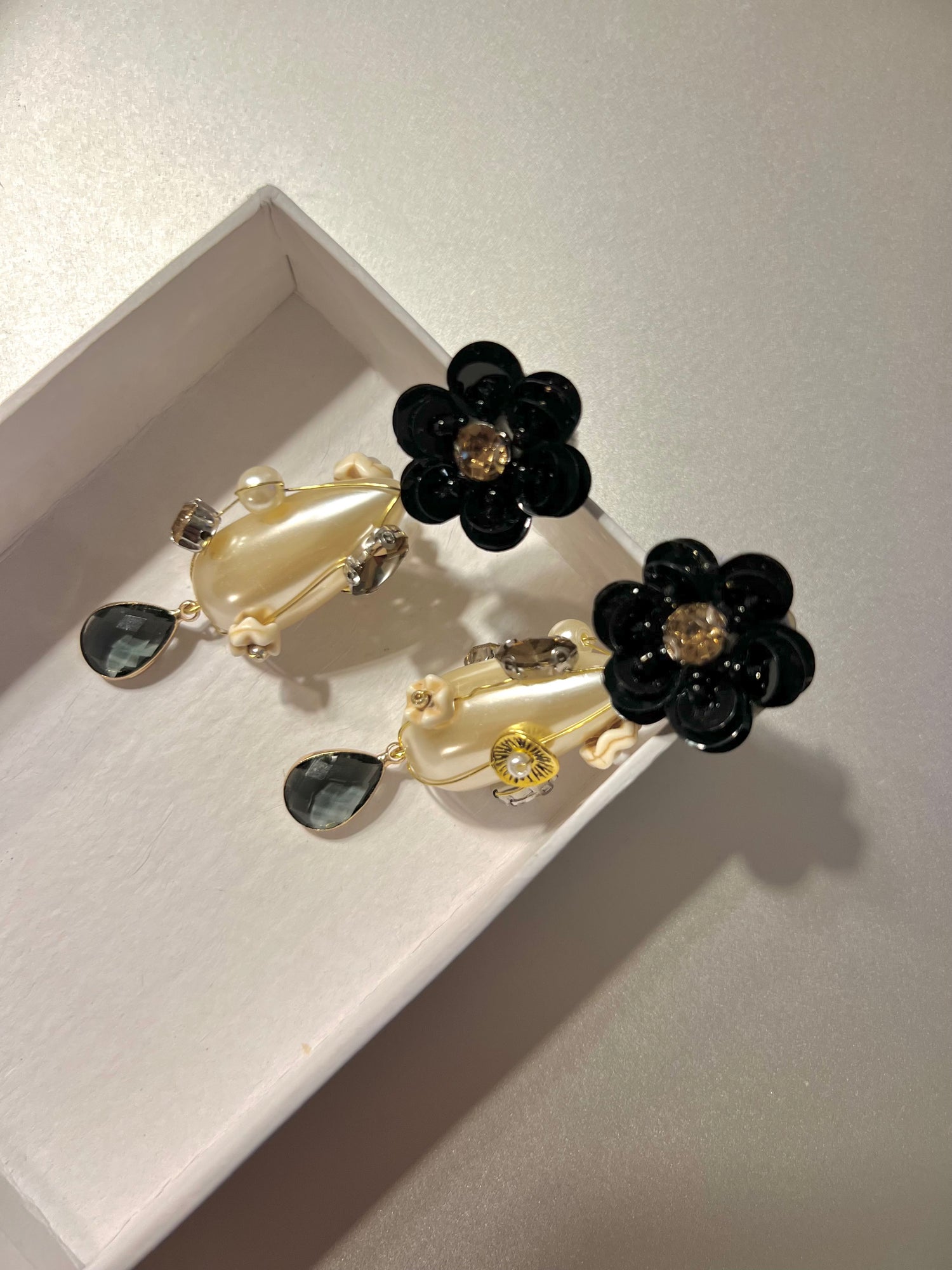 Pendientes Fez de SAGUIR: flor de lentejuelas negras y gota de perla cubierta de alambre