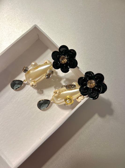Pendientes Fez de SAGUIR: flor de lentejuelas negras y gota de perla cubierta de alambre