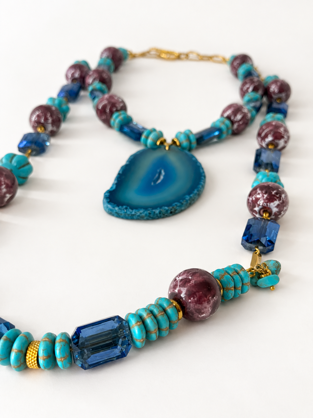 Detalle de Cala, collar con colgante de ágata azul SAGUIR: materiales y tejido