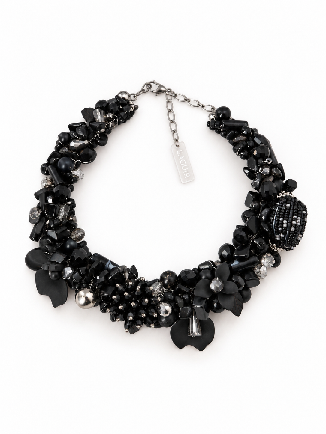 Eclipse, collar tejido negro SAGUIR, sobre fondo blanco