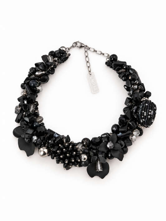 Eclipse, collar tejido negro SAGUIR, sobre fondo blanco