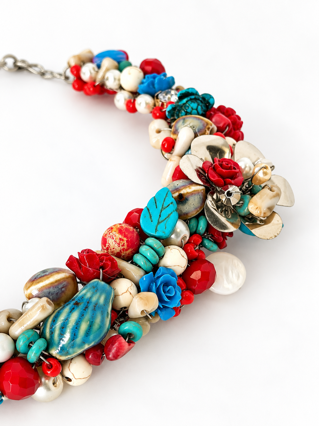 Detalle de Golondrina, collar tejido rojo y turquesa SAGUIR: materiales y tejido