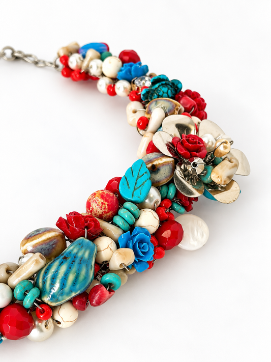 Detalle de Golondrina, collar tejido rojo y turquesa SAGUIR: materiales y tejido