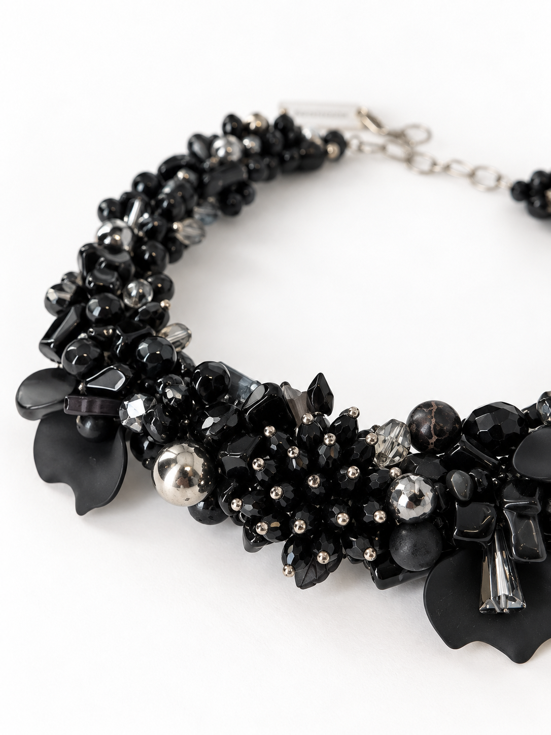 Detalle de Eclipse, collar tejido negro SAGUIR: materiales y tejido