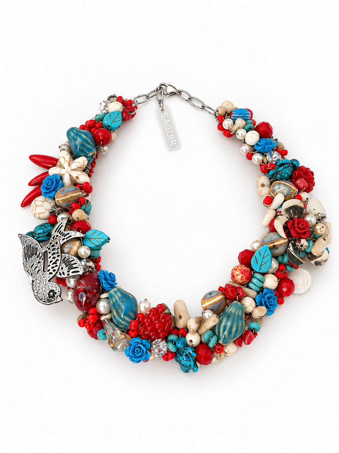 Golondrina, collar tejido rojo y turquesa SAGUIR, sobre fondo blanco