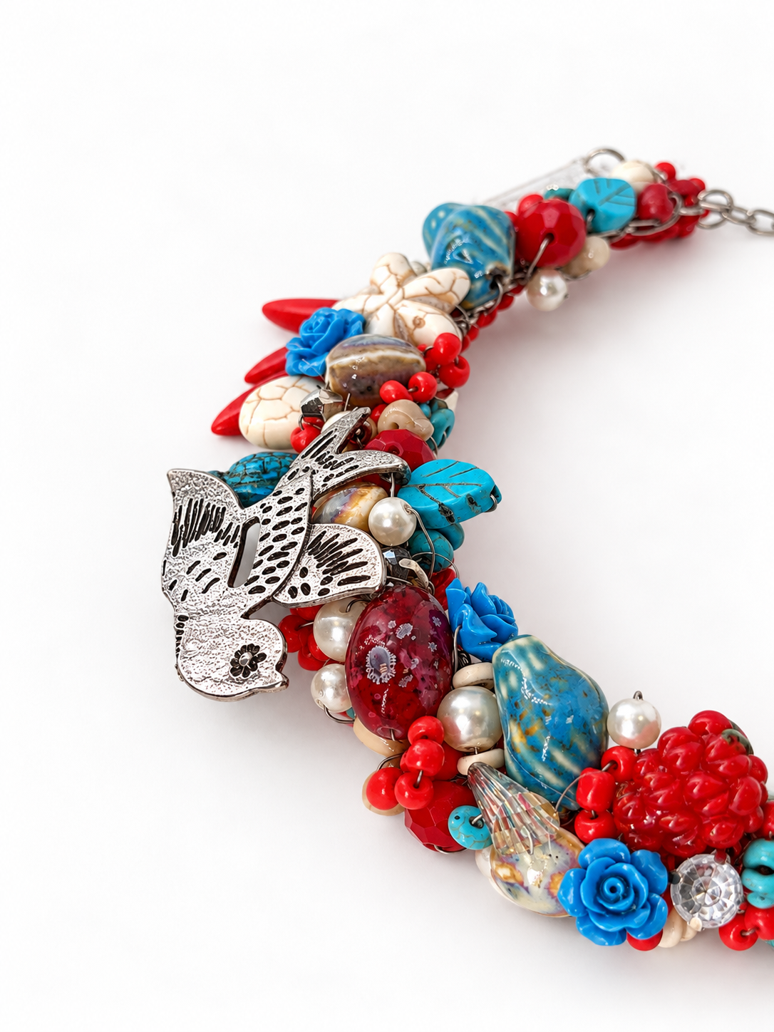 Detalle de Golondrina, collar tejido rojo y turquesa SAGUIR: materiales y tejido