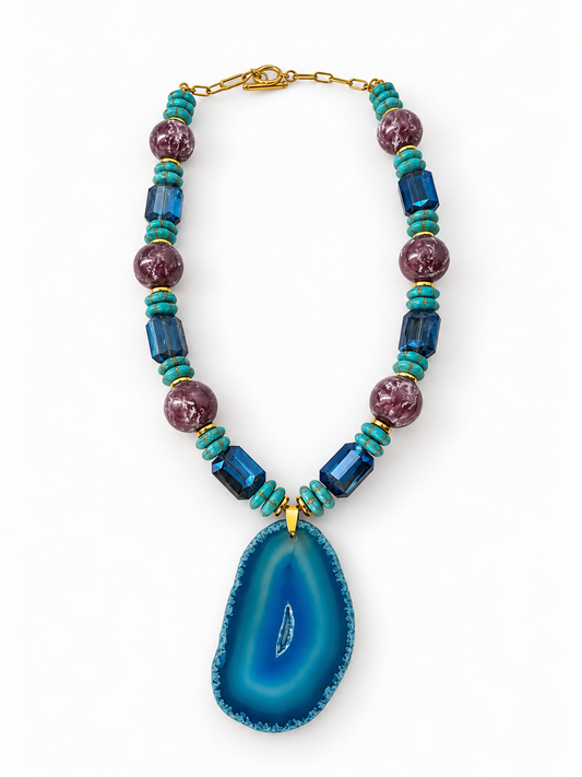 Cala, collar con colgante de ágata azul SAGUIR, sobre fondo blanco
