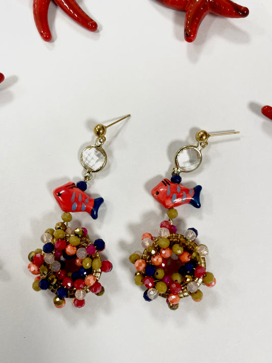 Pendientes pez de SAGUIR: pez de porcelana pintado a mano sobre rueda dorada con cristales