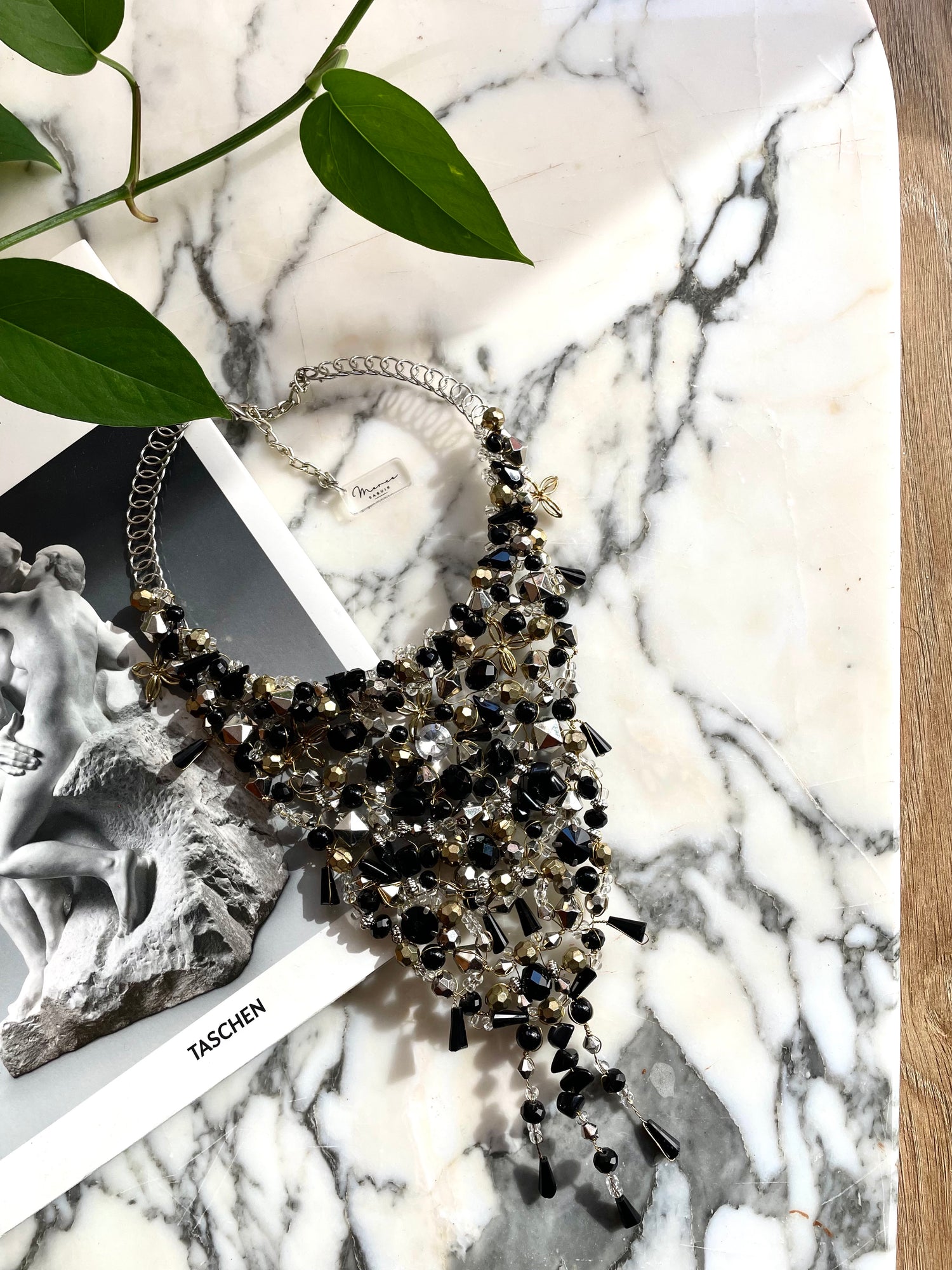 Collar Agatha de SAGUIR: alambre con cristales negros, perlas blancas y strass dorado