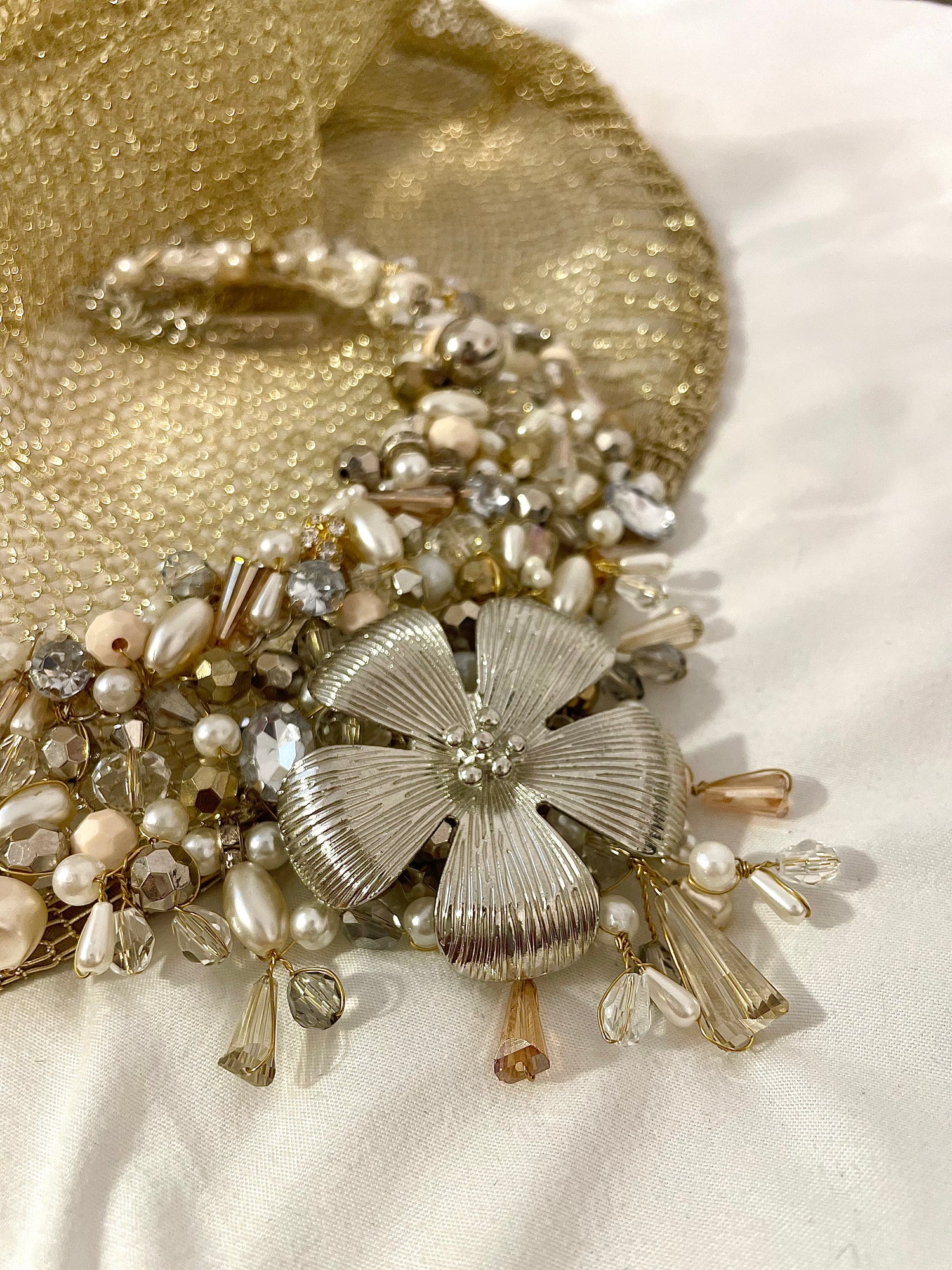 Collar Bígaro de SAGUIR: alambre con cristales nude, perlas blancas y strass dorado